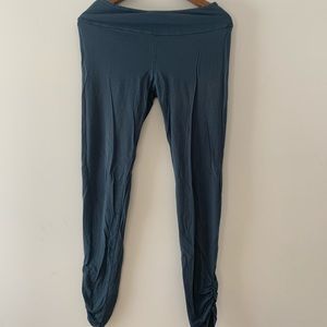 Synergy organic yoga pants, slate, size M